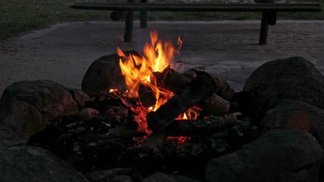 Auf-Einem-Campingplatz-Begann-Ein-Mittlerer-Schuss-Eines-Lagerfeuers