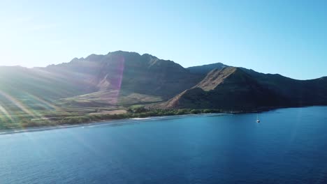 Toma-De-Drone-Que-Muestra-El-Hermoso-Valle-De-Makua-Y-La-Playa-De-Makua-Al-Amanecer-En-Oahu,-Hawaii