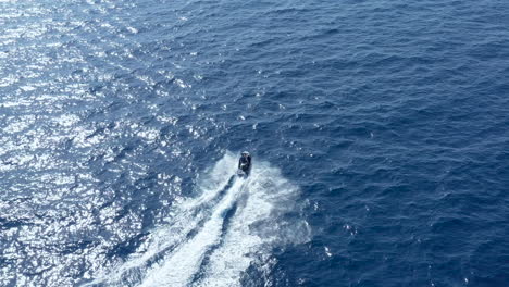 Imágenes-De-Drones-Ariel-De-Un-Hombre-Montando-Una-Moto-De-Agua-Frente-A-La-Costa-De-Malta-En-El-Mar-Mediterráneo-De-Vacaciones