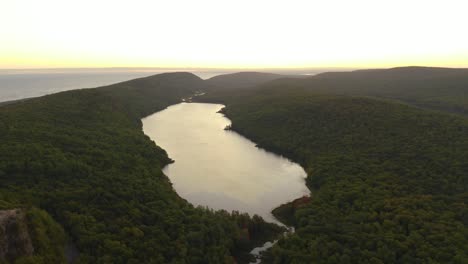 Aerial-View-of-Lake-of-the-Clouds-in-Michigan's-Porcupine-Mountains-State-Park