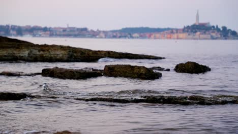 Rovigno-Meereslandschaft-Mit-Wellen-Im-Vordergrund-An-Einem-Düsteren-Morgen-In-Zeitlupe