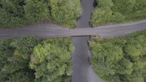 Luftaufnahme-Einer-Einspurigen-Brücke-über-Einen-Kleinen-Lazy-River