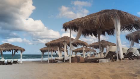 Hermosa-Instalación-De-Carpa-De-Playa,-Destino-Turístico