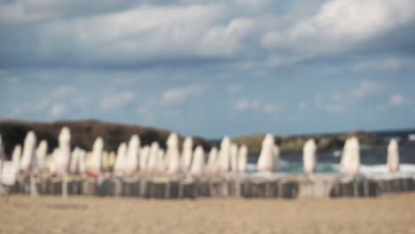 Out-of-focus,-Beach-with-umbrellas-and-sun-beds