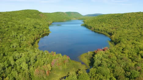 Aerial-Pan-Up-to-reveal-Lake-of-the-Clouds-in-Michigan's-Porcupine-Mountains-on-a-clear-day