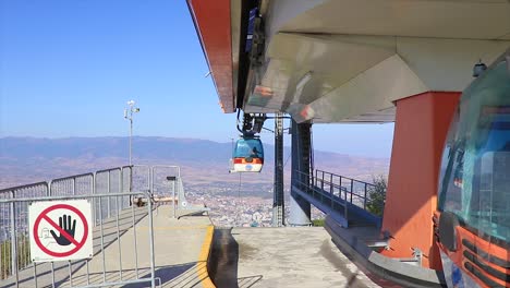 Cable-car-starts-its-journey-from-the-highest-point-of-the-hill-with-panoramic-view-of-the-city