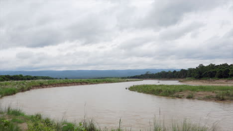 Un-Río-Inundado-Bajo-Un-Cielo-Tormentoso-Durante-La-Temporada-Del-Monzón