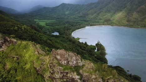 Drohne-Umkreist-Die-Spitze-Der-Klippen-Auf-Der-Kauernden-Löwenwanderung-Auf-Oahu,-Hawaii
