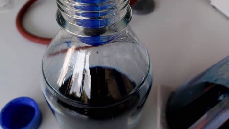 Coomassie-blaue-Flüssige-Lösung-In-Glas-schott-kolben-Im-Chemischen-Labor
