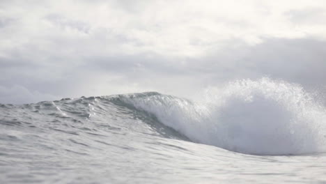 Asiatische-Philippinische-Surfer-Genießen-Kleine-Wellen-Bei-Düsterem-Wetter