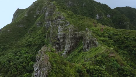 Drone-shot-circling-the-top-of-the-cliffs-on-the-Crouching-Lion-hike-on-Oahu,-Hawaii