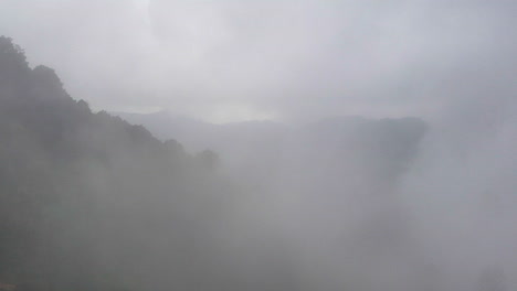 Abstieg-Von-Einem-Nebelbedeckten-Berg-In-Einer-Seilbahn