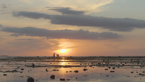 Kinder,-Die-Fische-In-Einem-Sonnenuntergang-Bei-Ebbe-Auf-Den-Philippinen-Fangen