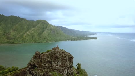 Drohnenschuss,-Der-Ein-Paar-Wanderer-Umkreist,-Die-Auf-Der-Spitze-Der-Klippen-Auf-Der-Kauernden-Löwenwanderung-Auf-Oahu,-Hawaii,-Stehen