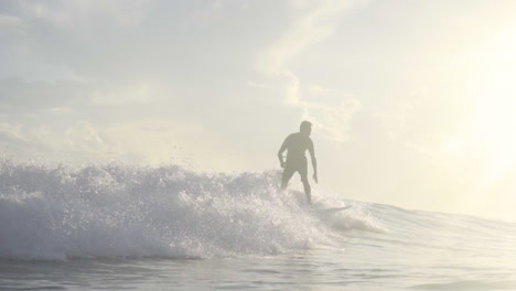 Surfistas-Filipinos-Asiáticos-Disfrutando-De-Pequeñas-Olas-En-Un-Clima-Sombrío