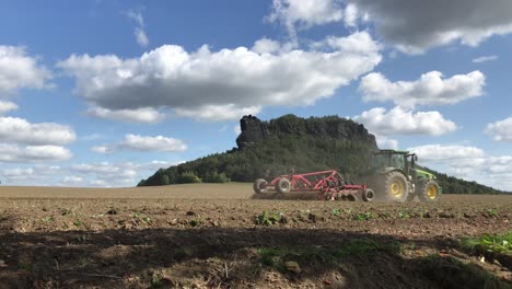 Traktor-Pflügt-Trockene-Und-Staubige-Feldfrüchte,-Bodenansicht