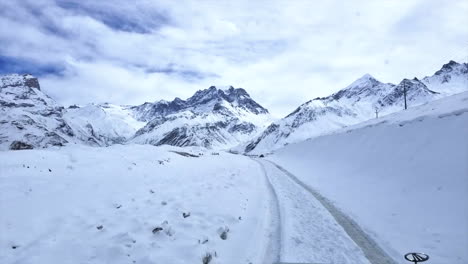 Conduciendo-Por-Una-Carretera-De-Montaña-Cubierta-De-Nieve-En-El-Corazón-De-Las-Montañas-Del-Himalaya-De-Nepal