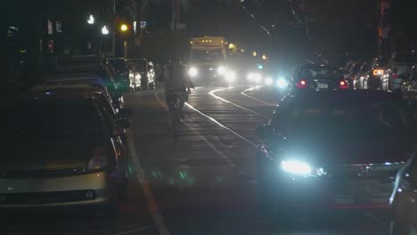 Baltimore-Avenue-Verkehr,-Autos,-Scheinwerfer,-Nacht,-West-Philadelphia