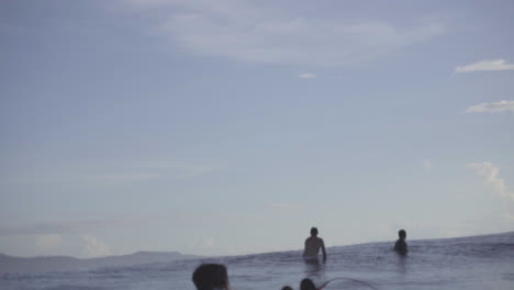 Asiatischer-Philippinischer-Surfer,-Der-Auf-Seinem-Surfbrett-Liegt