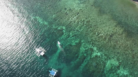 Top-Shot-Eines-Wunderschönen-Meeres-Auf-Den-Philippinen-Mit-Kleinen-Booten