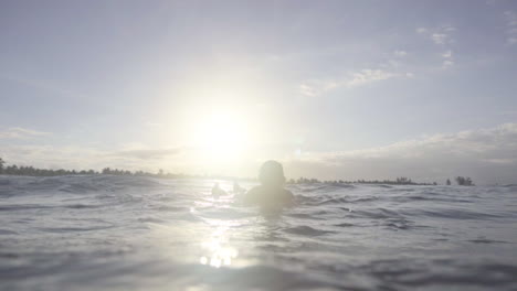 Silhouette-Eines-Asiatischen-Surfers,-Der-Auf-Wellen-Wartet
