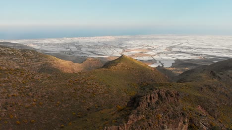 Las-Montañas-Cerca-De-Almería-En-El-Sur-De-España-Con-Al-Fondo-Los-Invernaderos,-Tiro-Aéreo