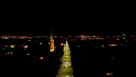 Nachts-Eine-Gut-Beleuchtete-Straße-Entlang-Mit-Einem-Wanderweg-Mittelstreifen-In-New-Orleans,-La