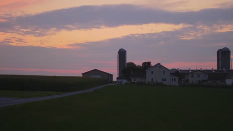 Sonnenaufgang-über-Amischem-Ackerland-Mit-Einem-Farbenfrohen-Himmel-An-Einem-Nebligen-Sommermorgen-Im-Zeitraffer