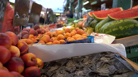 Deliciosas-Frutas-A-La-Venta-En-El-Mercado-Local-De-Agricultores