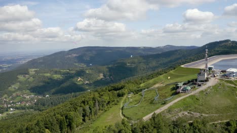 Umweltfreundliche-Outdoor-Aktivität,-Gleitschirmfliegen-In-Den-Polnischen-Bergen,-Beskiden