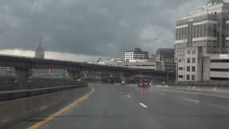 Fahren-Auf-Einer-Autobahn-Während-Eines-Regensturms