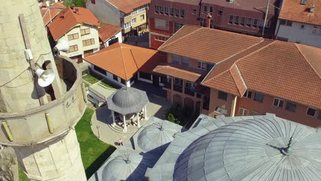 Luftaufnahme-Von-Sahat-Kulla-Prishtine-Und-Kaisermoschee,-Kosovo