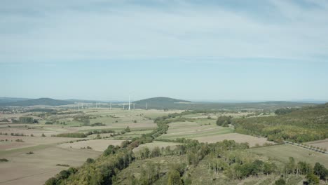 Luftdrohne-über-Schöne-Deutsche-Landschaft,-Wald,-Europa-Geschossen