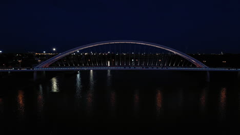 Toma-Nocturna-De-Un-Moderno-Puente-Apolo-A-Través-Del-Río-Danubio-En-Bratislava,-Eslovaquia