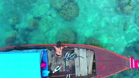 Eine-Niedrige-Luftaufnahme-Eines-Mädchens-In-Einem-Thailändischen-Longtail-Boot