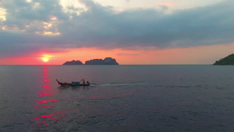 Eine-Niedrige-Luftaufnahme-Des-Thailändischen-Longtail-Bootes-Im-Sonnenuntergang