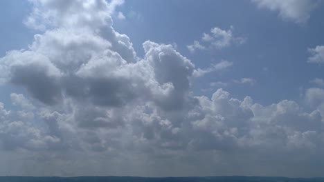 Nubes-Blancas-Y-Esponjosas-Con-Cielo-Azul-Vistas-De-Izquierda-A-Derecha-Con-Zoom-Lento
