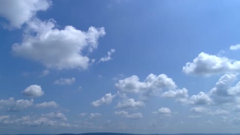 Nubes-Blancas-Y-Esponjosas-Con-Cielo-Azul-Con-Acercamiento-Lento