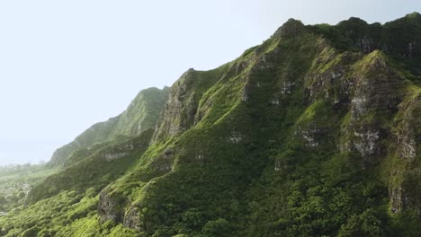 Toma-De-Drones-De-La-Bellamente-Dramática-Cordillera-De-Kualoa-Durante-Las-Horas-Del-Amanecer-En-Oahu,-Hawaii