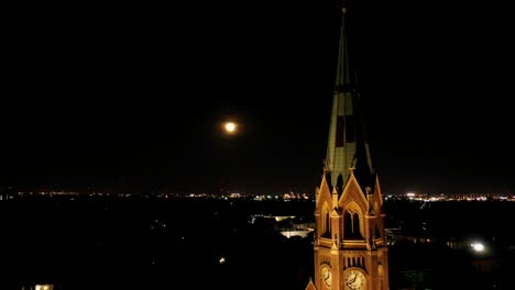 Freitag-Der-13.-Vollmondnacht-Offenbarte-Sich-An-Einem-Wunderschönen-Kirchturm-Vorbei