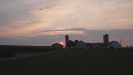 Amanecer-Sobre-Las-Tierras-De-Cultivo-Amish-Con-Un-Cielo-Colorido-En-Un-Lapso-De-Tiempo-Brumoso-De-La-Mañana-De-Verano