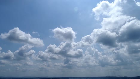Weiße-Fuffige-Wolken-Mit-Blauem-Himmel-Von-Links-Nach-Rechts-Mit-Langsamem-Herauszoomen