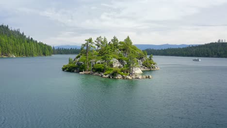 Antenne-Von-Fanette-Island-In-Emerald-Bay,-Lake-Tahoe-In-4k