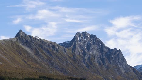 Montañas-En-Ørsta,-Sunnmøre-Noruega