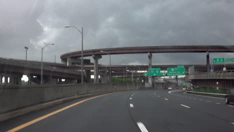 Fahren-Auf-Einer-Autobahn-Während-Eines-Regensturms
