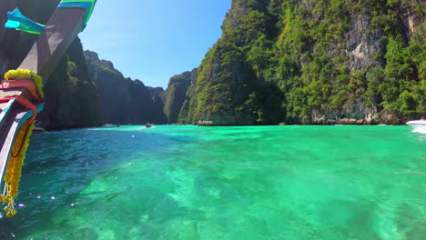 Ein-Thailändisches-Longtail-boot-Segelt-Zu-Einem-Beliebten-Touristenziel,-May-Bay