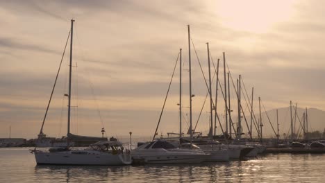 Segelboote-Im-Fischerhafen-Von-Marbella-Bei-Sonnenuntergang