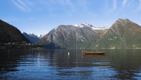 Wooden-dinghy-laying-in-the-fjord