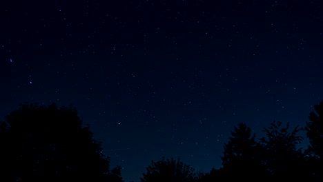 Die-Schönheit-Des-Nachthimmels-Und-Die-Sterne,-Die-Sich-Mit-Flugzeugstreifen-Und-Meteoren-Um-Den-Nordstern-Drehen