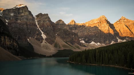 Sonnenaufgang-Im-Zeitraffer-Am-Lake-Morraine-In-Banff,-Alberta